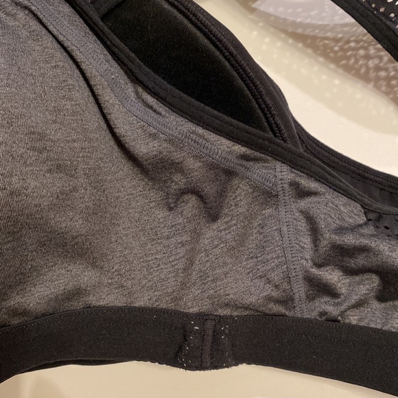 Reebok vent mesh & keyhole sports bra molded cups Small / Extra Small gray black - Picture 14 of 14